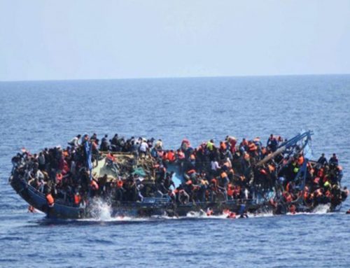 Afrikanische Flüchtlinge riskieren ihr Leben bei der Überquerung des Mittelmeers